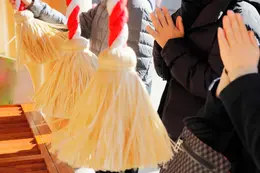 神社でお参りをする人々の写真