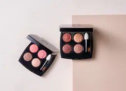 右から：レ キャトル オンブル ブトン 219、209(ともに数量限定品) 各¥11880／シャネル