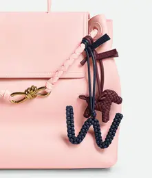 ボッテガ・ヴェネタのアルファベット チャーム「W」とドッグチャーム