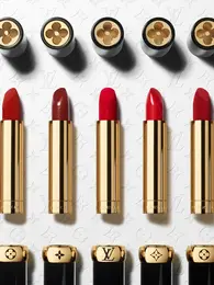 ｢ラ･ボーテ ルイ･ヴィトン｣LV ルージュ(LV ROUGE)　55色のリップスティック・コレクション。  エフォートレスな輝きで唇に自然に溶け込むクリーミーなサテンカラー27色、ふっくらと彫刻的な質感で唇を包み込むベルベットのようなマットカラー28色