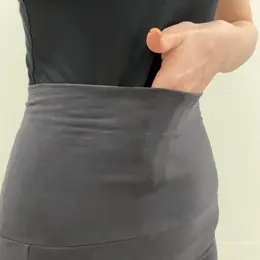 3COINSの腹巻付きあったかパンツを着用したウエスト部分の写真。