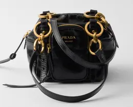 プラダのハンドバッグ　　プラダ　ダングル