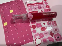 リップをシールデコ中