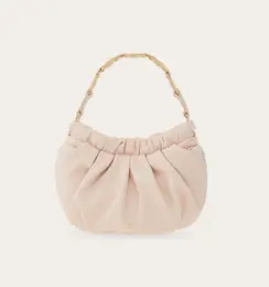 フェラガモ　阪急うめだ本店ポップアップストア先行発売バッグ￥220000