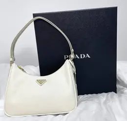 プラダ　サフィアーノ　白