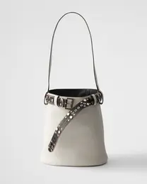 プラダのショルダーバッグ　プラダ　バックル