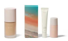 2025　クリスマスコフレ　ホリデー　限定品　RMK ホリデー ベースメイク キット 2025 ￥7700〜￥8250（2025年11月14日数量限定発売） ＊セレクトしたファンデーションによって金額は異なります セット内容：RMK リクイドファンデーション フローレスカバレッジ プラス 全9色 30mL、RMK ラスティング ジェルクリーミィファンデーション 全9色 30g、RMK クリームファンデーション アクアティックグロウ 全9色 30gのうちいずれか現品1品、RMK UVフェイスプロテクター エンハンスト 8g（ミニサイズ）、RMK ルミナス メイクアップベース 15mL（ミニサイズ）