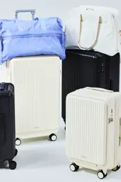 (左)DELUXE LG WEEKENDER 23,100円（税込）、(右)On Journey Boston 37,400円（税込）