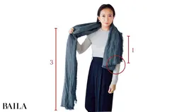 角はわざとずらして二つ折りし 1:3のバランスで左右にたらす