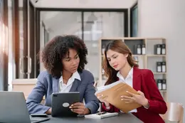 後輩との接し方に悩む女性会社員