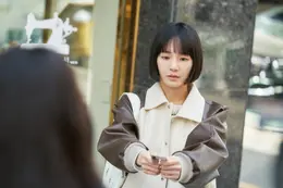 韓国ドラマ『セレブリティ』でパク・ギュヨンが演じた主人公ソ・アリが賠償金を支払おうとする場面写真