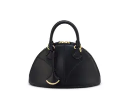 ブルガリ　ディーヴァ ドリーム バッグ（W23×H15×D12cm）￥401500（ゴートレザー/ブラック）