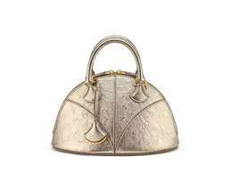ブルガリ　ディーヴァ ドリーム バッグ（W23×H15×D12cm）￥869000（メタリックオーストリッチ/ライトゴールド）