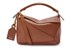 ロエベのハンドバッグ　まるで”羽”のように、軽く柔らかにアップデート