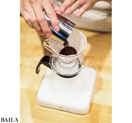 細挽きにしたコーヒーの粉を入れ、平らにならす。カップ1杯分（180㎖）につき、コーヒーの粉は12gが目安