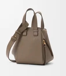 「LOEWE（ロエベ）」のバッグ「ハンモックバッグ コンパクト」