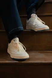 コラボレーションスニーカー “agnes b. CLUB C 85 VINTAGE”を履いた足