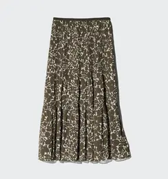 ユニクロ新作のシフォンティアードスカート