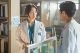 韓ドラ『ドクタースランプ』の麻酔科医として働くナム・ハヌルの場面写真