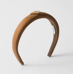 プラダのカチューシャ　ブラウンを基調としたミニマルデザイン