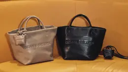 DEAN & DELUCA × BEAMS COUTURE 　ハイブリッドＦレザートートバッグ（グレー、ブラック） 各 ￥29700