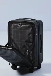 URBAN LIGHT CARRY-ONは移動中の出し入れに便利なフロントオープンタイプ