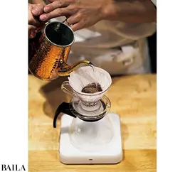 注ぎ口が細いポットや急須で90℃前後の湯を3回に分けて注ぐ。最初は粉を全体にぬらす30㎖程度を注ぎ、蒸らす