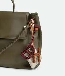 ボッテガ・ヴェネタのアルファベット チャーム「B」「H」とマイクロ ダストバッグ ¥ 105,600