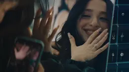 映画　ANORA アノーラ　婚約指輪を買ってもらって有頂天のアノーラの写真