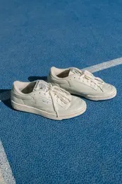 横から見たコラボレーションスニーカー “agnes b. CLUB C 85 VINTAGE”