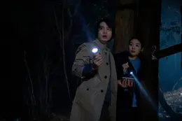 ドラマ　ミッシング・チャイルド・ビデオテープ　霊感の強い司役の平井亜門と記者・美琴役の森田想の写真