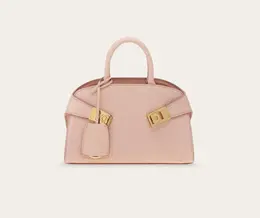 フェラガモ　銀座三越ポップアップストア先行発売「HUG」バッグ￥429000