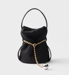 「PRADA（プラダ）」のバッグ「プチ サック ノワール」