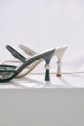 ダイアナ　パールのヒールサンダル　