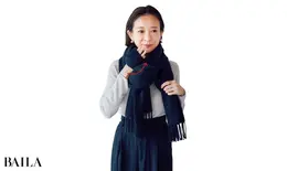 輪の中に手を入れて 下の部分を持ち上げる