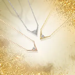 スタージュエリー　ホリディシーズン限定ジュエリー　V字ネックレス