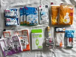 ダイソーで購入した防災グッズ、除菌ウエットティッシュ、携帯ミニトイレ、レインジャケット、エマージェンシー、ガムテープ、ビニル手袋、ビニール袋