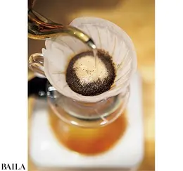 3回に分けて注ぎ、コーヒーの成分を余すところなく抽出。粉がふくらんだら2投目へ。円を描くよう100㎖注ぐ