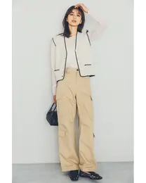 凝ったつくりのきれいめ仕立てカーゴはさりげないワントーンで