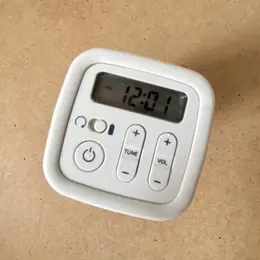 【無印良品】で買えるおすすめ防災グッズ5選 | 東日本大震災から10年　手回し充電ラジオ　スマートフォン　スマホ充電　使い方