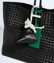 ボッテガ・ヴェネタ「アンゴロ コインパースチャーム」ブラック使用例