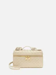 ボッテガ・ヴェネタ　新作バッグ“バンバン”　カーフ　ベージュ