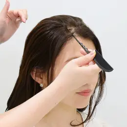 分け目をコームの柄の先、または指でジグザグにとり、左右に毛束を振り分けます。こうすることで分け目の髪の根元が立ち上がり、分け目ラインをぼかすことができます。１