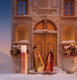 クリスマスコフレ 2025 ロクシタン　写真左から：プルミエール レイヨン シャワーホイップ 200mL ￥4070、ルミエール ディヴェール ホイップハンドクリーム 150mL ￥4070（いずれも10月29日限定発売）、ニュイ フェスティブ パフュームド ハンドクリーム 150mL ￥4070（2025年12月3日限定発売）