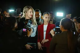 映画　エミリア・ペレス　性別適合手術を受けて新たな人生を歩むエミリアと弁護士リタの写真