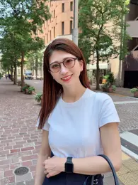 散歩するときにサングラス着用をした画像