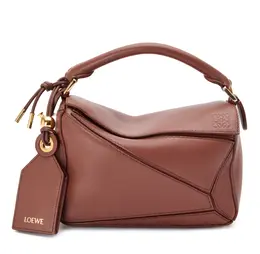 「LOEWE（ロエベ）」のバッグ「フェザーライト パズルバッグミニ」