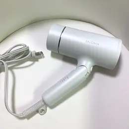 SALONIA グロッシーケアドヤイヤー 7678円（税込）低温風と速乾を叶えたデザイン。たっぷりのマイナスイオンで、潤いを保ち乾燥を防いだヘアをつくります。