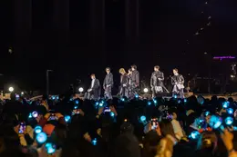 BTSライブで全員揃うカット