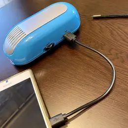 しまむらの防災ベスト　手回し式スマホ充電器　LEDライト